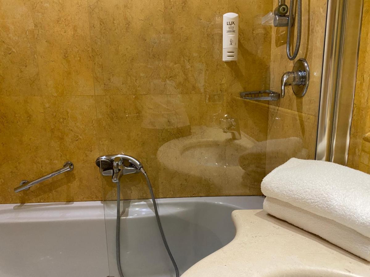 Holiday Inn Cagliari By Ihg Экстерьер фото