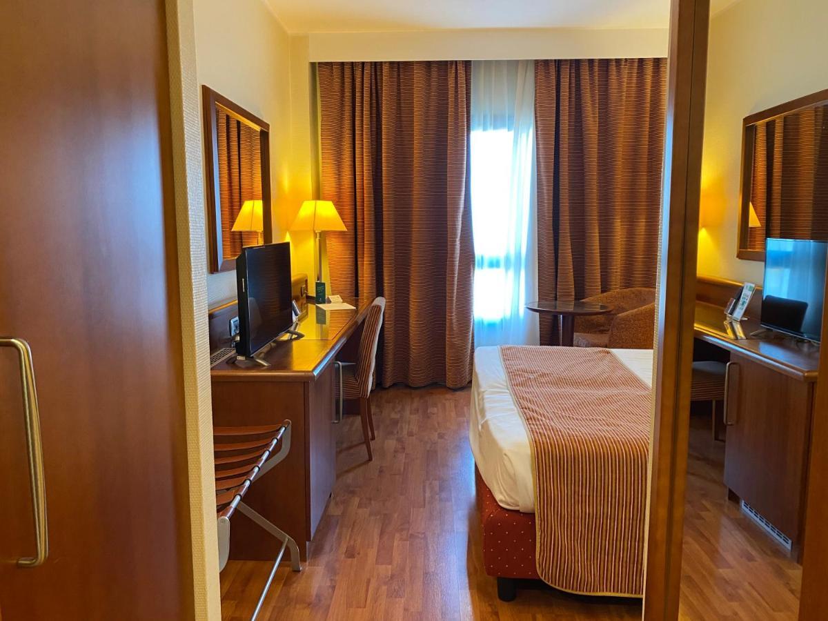Holiday Inn Cagliari By Ihg Экстерьер фото